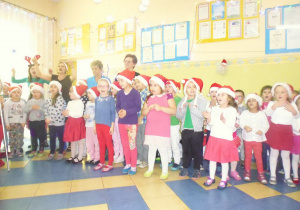 Dzieci śpiewają Mikołajowi piosenkę